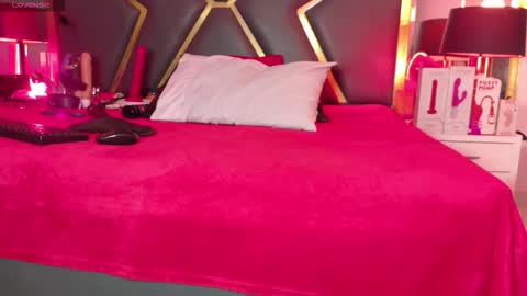 Snapshot of scarletthott1 chatting on 10-30-25, 01:01 Scarlett Hot online show from 10-30-25, 01:01