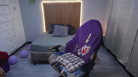 Scarllett online show from 11-29-25, 05:21