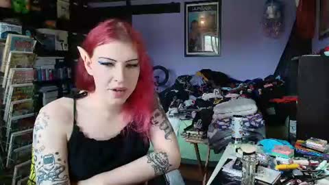 Snapshot of scary_sarah chatting on 06-25-26, 06:34 Sarah Bones online show from 06-25-26, 06:34