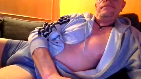 Snapshot of schmuhbaer1 chatting on 11-08-25, 07:19 schmuhbaer1 online show from 11-08-25, 07:19