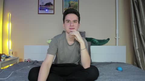 Snapshot of scooby_r chatting on 12-04-24, 01:09 Thomas brunette and Alex blond online show from 12-04-24, 01:09