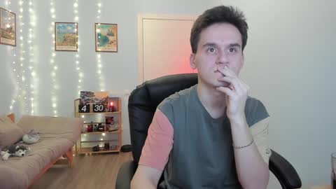 Snapshot of scooby_r chatting on 12-12-24, 08:53 Thomas brunette and Alex blond online show from 12-12-24, 08:53