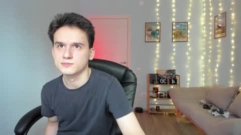 Snapshot of scooby_r chatting on 12-17-24, 11:28 Thomas brunette and Alex blond online show from 12-17-24, 11:28