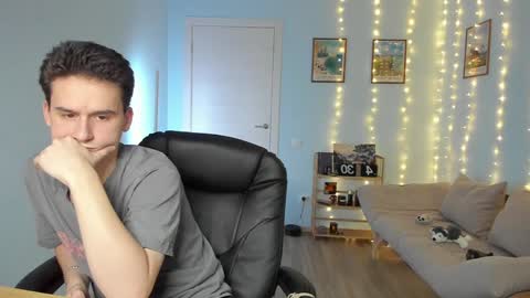 Snapshot of scooby_r chatting on 12-21-24, 12:27 Thomas brunette and Alex blond online show from 12-21-24, 12:27