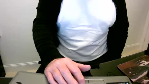 Snapshot of scotti30 chatting on 01-10-25, 09:13 Scott online show from 01-10-25, 09:13