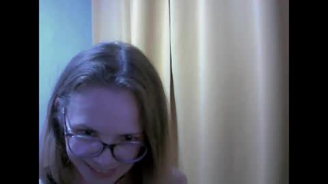 Snapshot of sea_dream chatting on 09-09-25, 04:17 SEA Dream online show from 09-09-25, 04:17