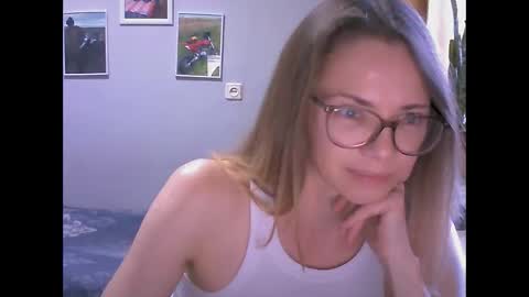 Snapshot of sea_dream chatting on 11-17-25, 04:51 SEA Dream online show from 11-17-25, 04:51