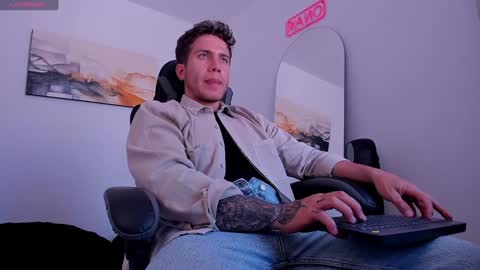 Snapshot of sebastianortizm chatting on 01-18-25, 06:53 Lucian Sinclair online show from 01-18-25, 06:53