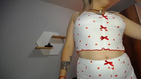 Snapshot of sejmet_5 chatting on 01-22-25, 04:23 Yeyis online show from 01-22-25, 04:23