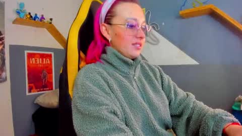 Snapshot of sejmet_5 chatting on 11-28-25, 05:26 Yeyis online show from 11-28-25, 05:26