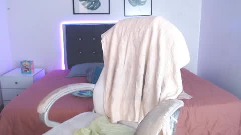Snapshot of selena_hotmilf chatting on 04-21-26, 05:39 Selena online show from 04-21-26, 05:39