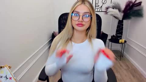 selenaemoore online show from 11-23-25, 03:39