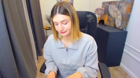 selenaemoore online show from 04-12-26, 03:44