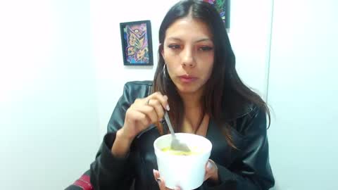 Snapshot of selenakyle92_ chatting on 12-23-24, 06:27 Selena online show from 12-23-24, 06:27