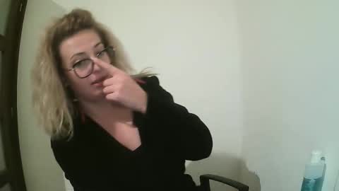 Snapshot of selenna_emma843468 chatting on 09-27-25, 05:18 Selenna online show from 09-27-25, 05:18