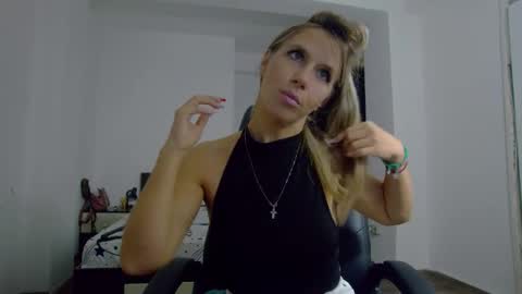 Snapshot of sellena_angel chatting on 10-19-25, 03:34 sellena_angel online show from 10-19-25, 03:34
