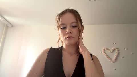 Snapshot of selmacalumag chatting on 06-27-26, 12:22 Lily online show from 06-27-26, 12:22