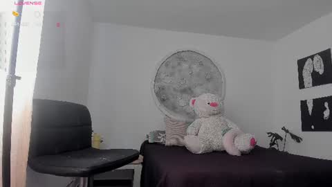 Snapshot of selyn_ chatting on 06-29-26, 04:18 Selyn online show from 06-29-26, 04:18