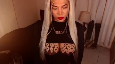 Snapshot of sensational_diva chatting on 05-29-26, 10:19 unstappable queen kate online show from 05-29-26, 10:19