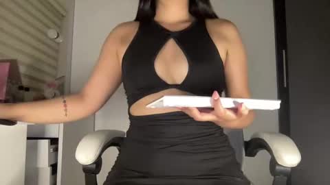 Snapshot of sensual_little_angel chatting on 01-18-25, 06:24 Nataly online show from 01-18-25, 06:24