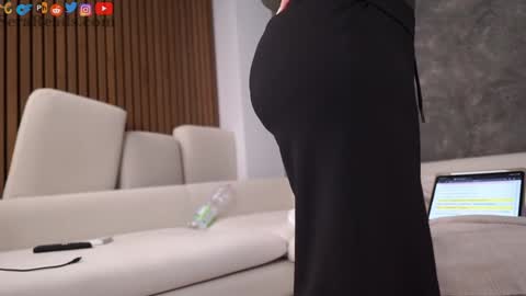 SeraReads online show from 10-04-25, 12:25