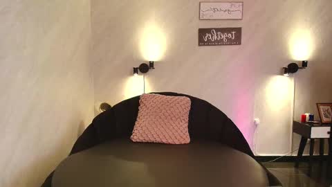 Snapshot of seren_bleck chatting on 02-15-25, 09:38 Seren Follow me online show from 02-15-25, 09:38