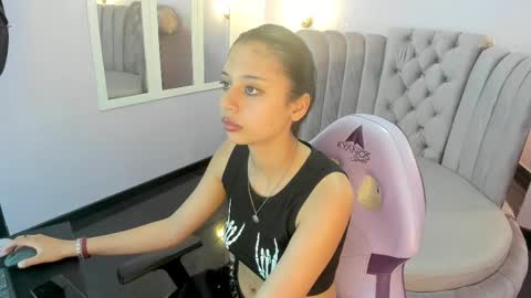 Snapshot of seren_bleck chatting on 02-21-25, 10:17 Seren Follow me online show from 02-21-25, 10:17