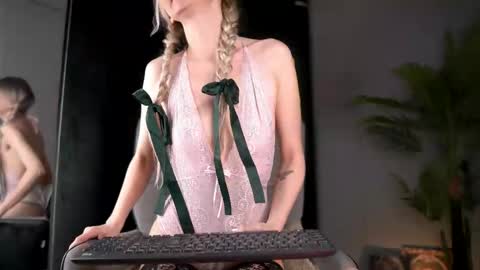 SerenaGrant online show from 02-02-26, 04:00