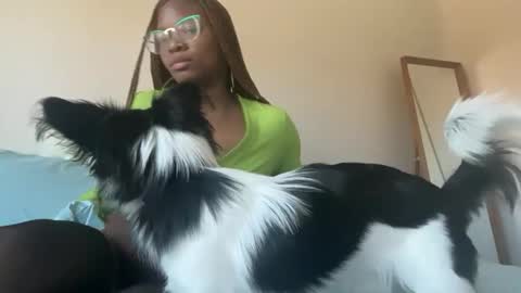 Snapshot of serenitybee chatting on 11-18-25, 03:49 Serenity Bee online show from 11-18-25, 03:49