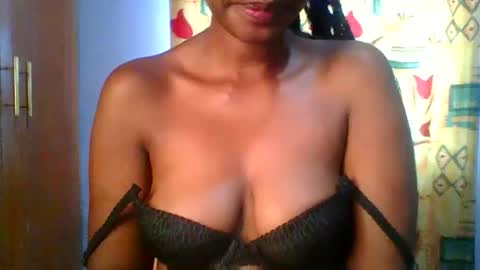 Snapshot of sexie_curvie chatting on 11-11-25, 11:10 Maggie online show from 11-11-25, 11:10
