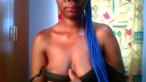 Snapshot of sexie_curvie chatting on 11-12-25, 05:08 Maggie online show from 11-12-25, 05:08