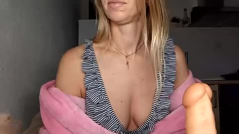 Snapshot of sexualangel chatting on 06-17-26, 02:36 Verona online show from 06-17-26, 02:36