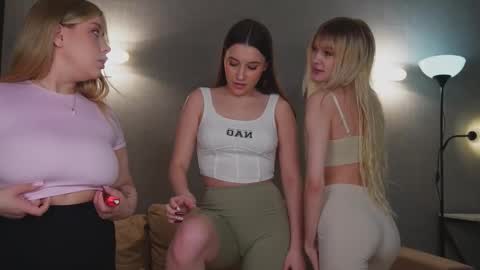 Snapshot of sexxxsirens chatting on 03-06-25, 08:19 Hannah Monica Annie Andrea Eva Lina online show from 03-06-25, 08:19