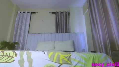 Snapshot of sexy_cici2 chatting on 11-21-25, 06:23 foxxy sweets online show from 11-21-25, 06:23