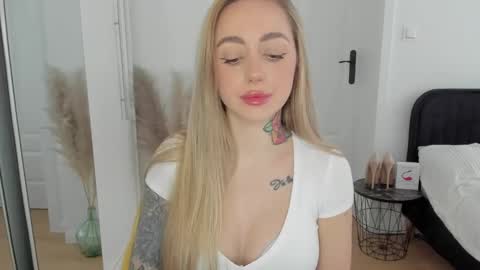 Snapshot of sexy_coralie chatting on 03-09-25, 02:21 C o r a l i e online show from 03-09-25, 02:21