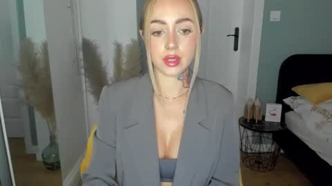 C o r a l i e online show from 06-04-26, 01:39