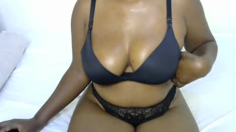 Snapshot of sexy_curvy2 chatting on 10-06-25, 01:25 bubble online show from 10-06-25, 01:25