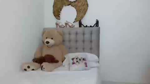 Snapshot of sexy_lia_latina chatting on 09-19-25, 01:29 Celeste online show from 09-19-25, 01:29