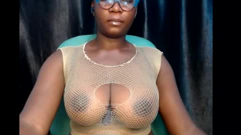 Snapshot of sexy_pearl12 chatting on 03-08-25, 06:26 zoe online show from 03-08-25, 06:26