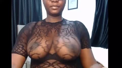 Snapshot of sexy_pearl12 chatting on 05-19-26, 12:11 zoe online show from 05-19-26, 12:11