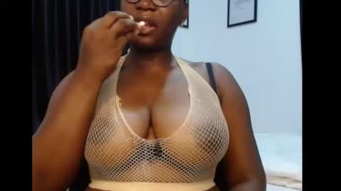 Snapshot of sexy_pearl12 chatting on 05-31-26, 07:15 zoe online show from 05-31-26, 07:15