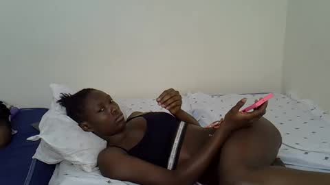 Snapshot of sexy_zola chatting on 05-17-26, 06:33 Im Zola online show from 05-17-26, 06:33