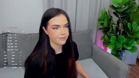 Snapshot of sexyangeloux chatting on 05-27-26, 09:01 Lou online show from 05-27-26, 09:01