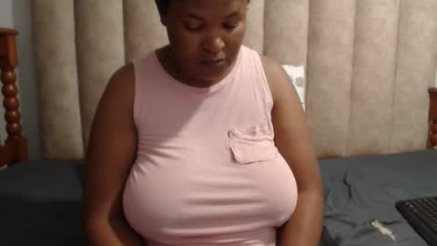 Snapshot of sexybustyxx chatting on 12-16-25, 06:29 sexybustyxx online show from 12-16-25, 06:29