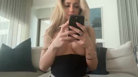 Snapshot of sexylexy1111 chatting on 10-18-25, 07:14 Lexy online show from 10-18-25, 07:14