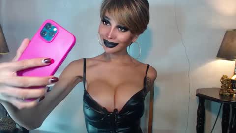 Snapshot of sexylusty2258 chatting on 05-01-26, 03:11 Queen Sofia online show from 05-01-26, 03:11