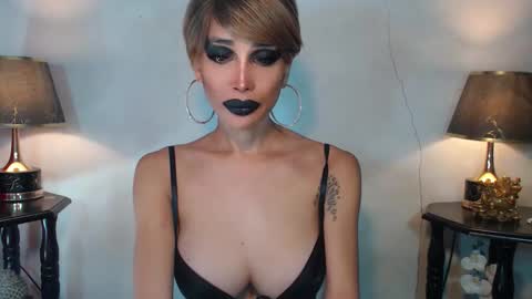 Snapshot of sexylusty2258 chatting on 05-11-26, 01:55 Queen Sofia online show from 05-11-26, 01:55