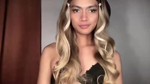 Snapshot of sexynakedweapon chatting on 05-27-26, 10:51 LIEZEL online show from 05-27-26, 10:51