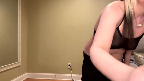 Snapshot of sexypiglet2728 chatting on 01-22-25, 02:48 Sexypiglet2728 online show from 01-22-25, 02:48