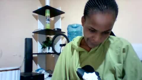 Snapshot of sexyqueen3457132 chatting on 09-21-25, 10:00 DOVY ACHIENG online show from 09-21-25, 10:00